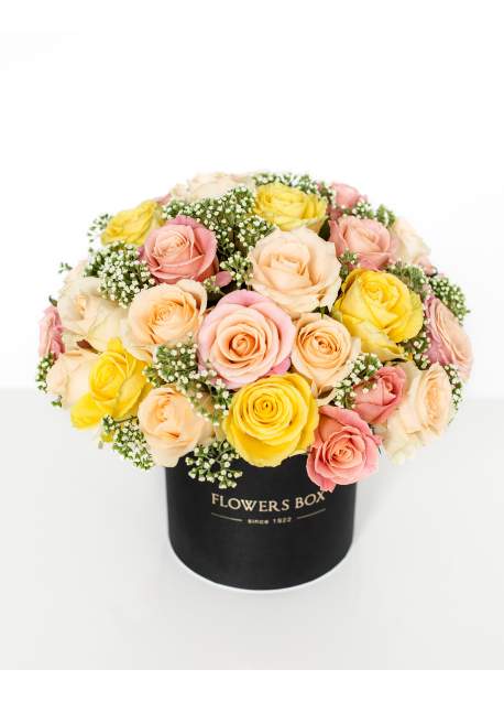 Rožių kompozicija gėlių dėžutėje
